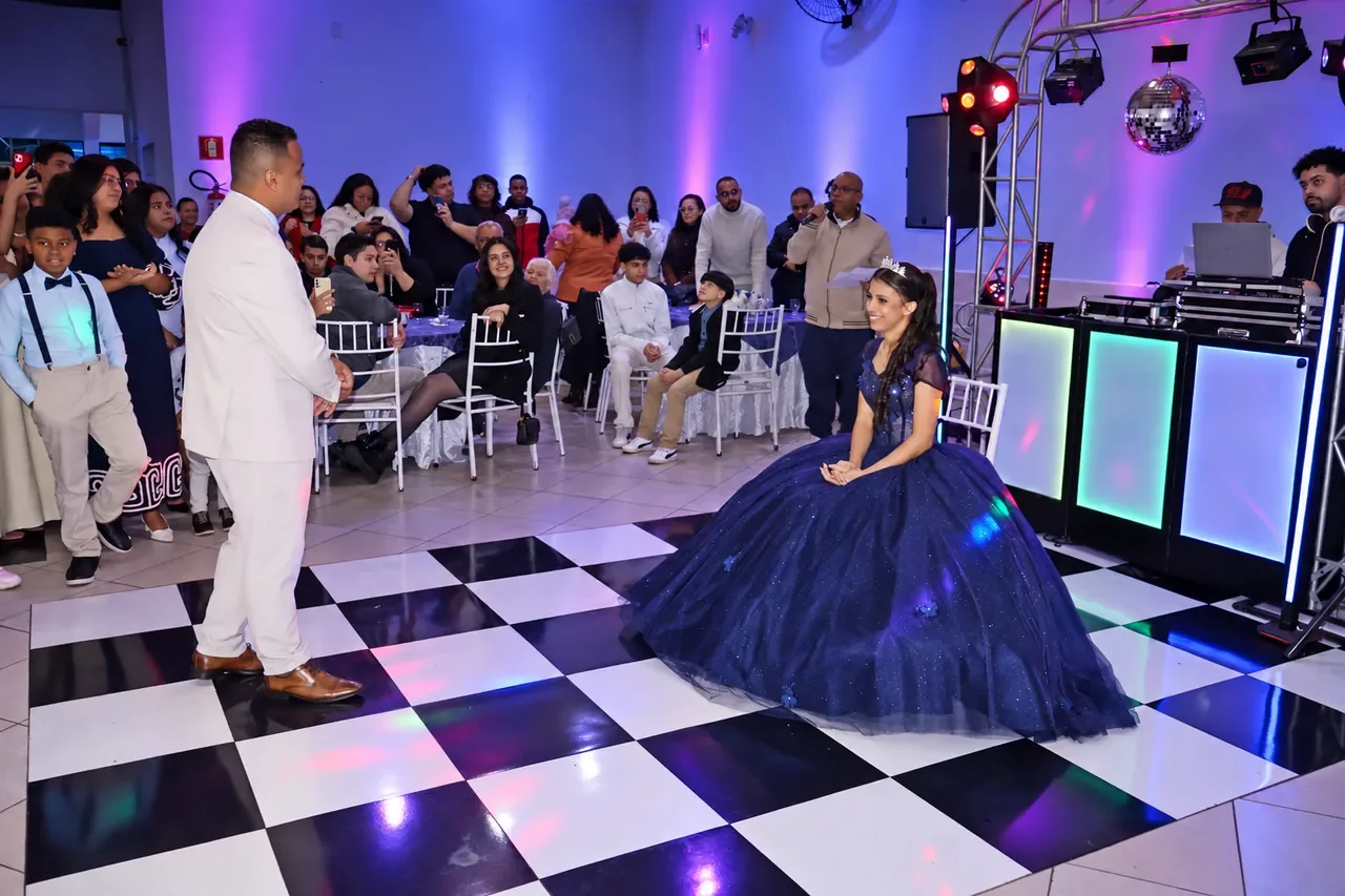 Alice durante a cerimônia dos 15 anos, com pista, DJ e iluminação da CSOM.