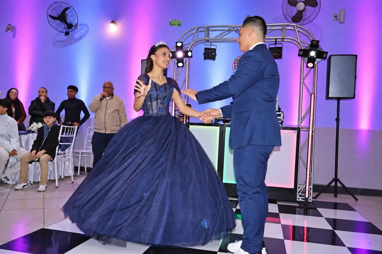 Alice e seu par durante uma dança na festa de 15 anos.