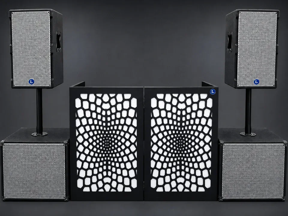 Sistema de som com cabine premium. Conjunto de caixas principais, subwoofers e cabine de DJ para eventos que exigem maior presença sonora.