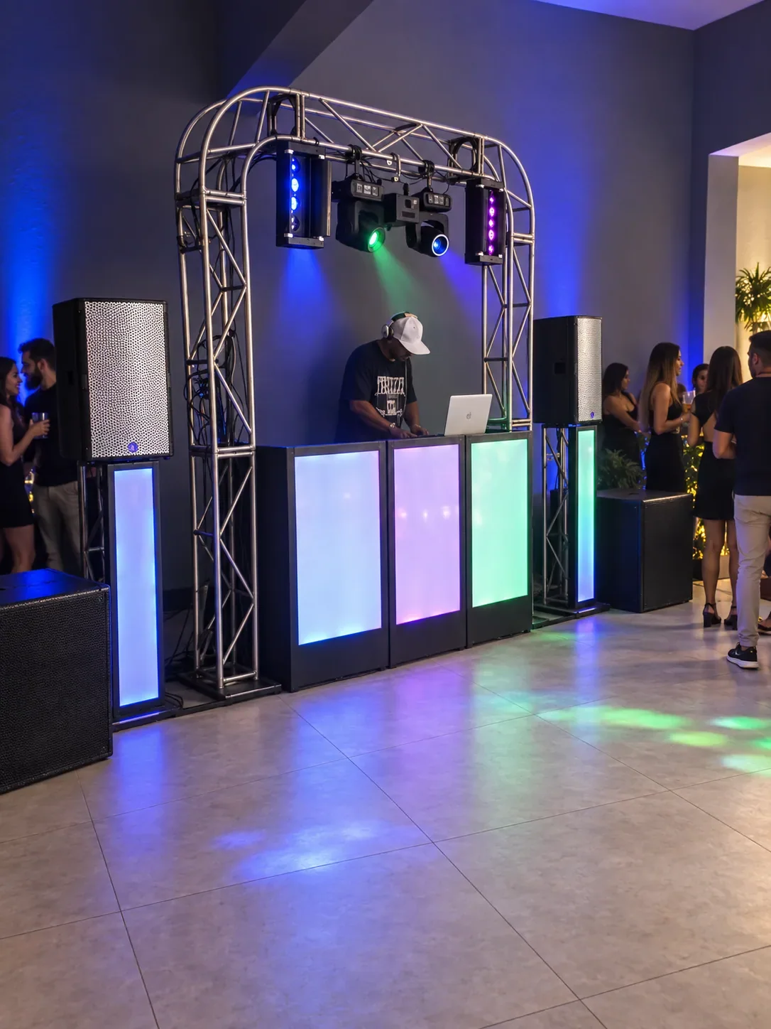 Cabine iluminada com truss, luzes e caixas de som do Pacote Prata