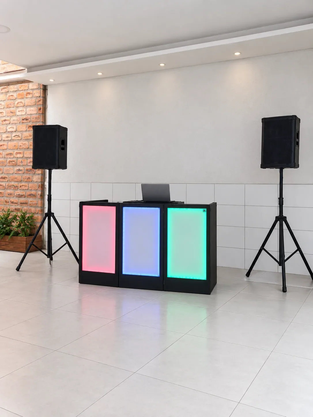 Montagem frontal do Pacote Bronze com cabine iluminada, notebook e duas caixas de som