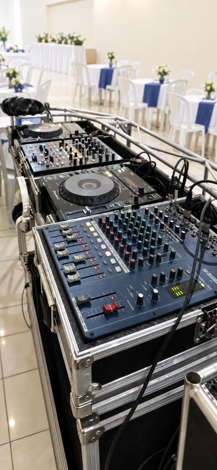 Detalhe dos controladores e da mesa de áudio utilizados na montagem Bronze