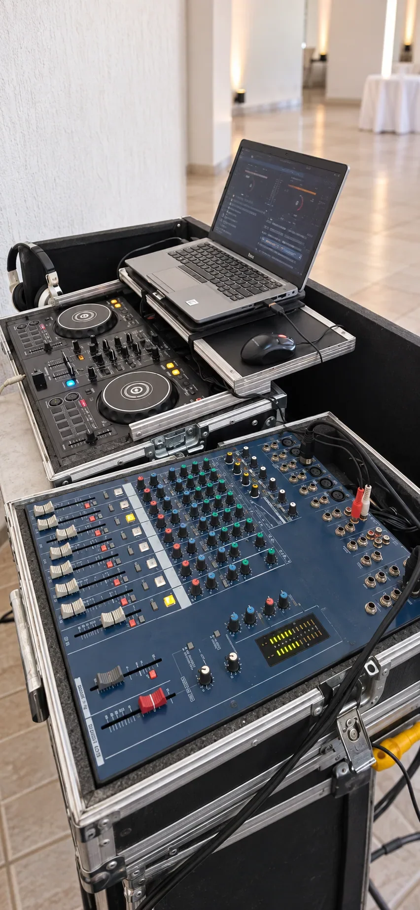 Controladora, notebook, fones de ouvido e mesa de áudio da montagem Bronze