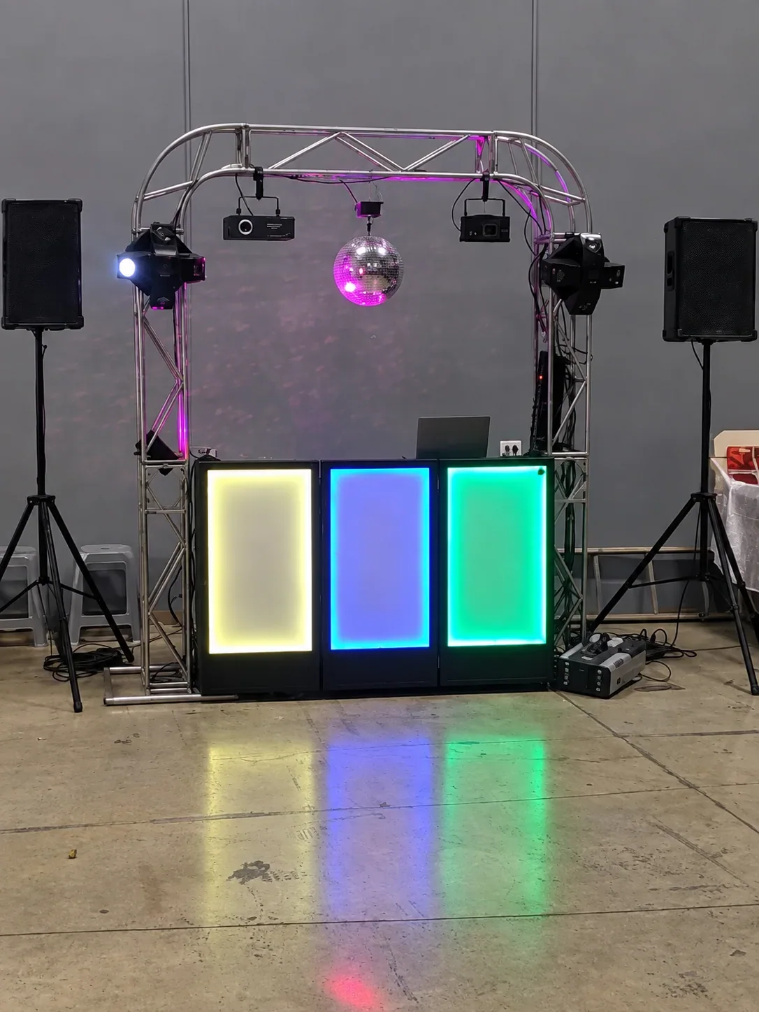 Montagem frontal com cabine iluminada, truss, globo espelhado e duas caixas de som