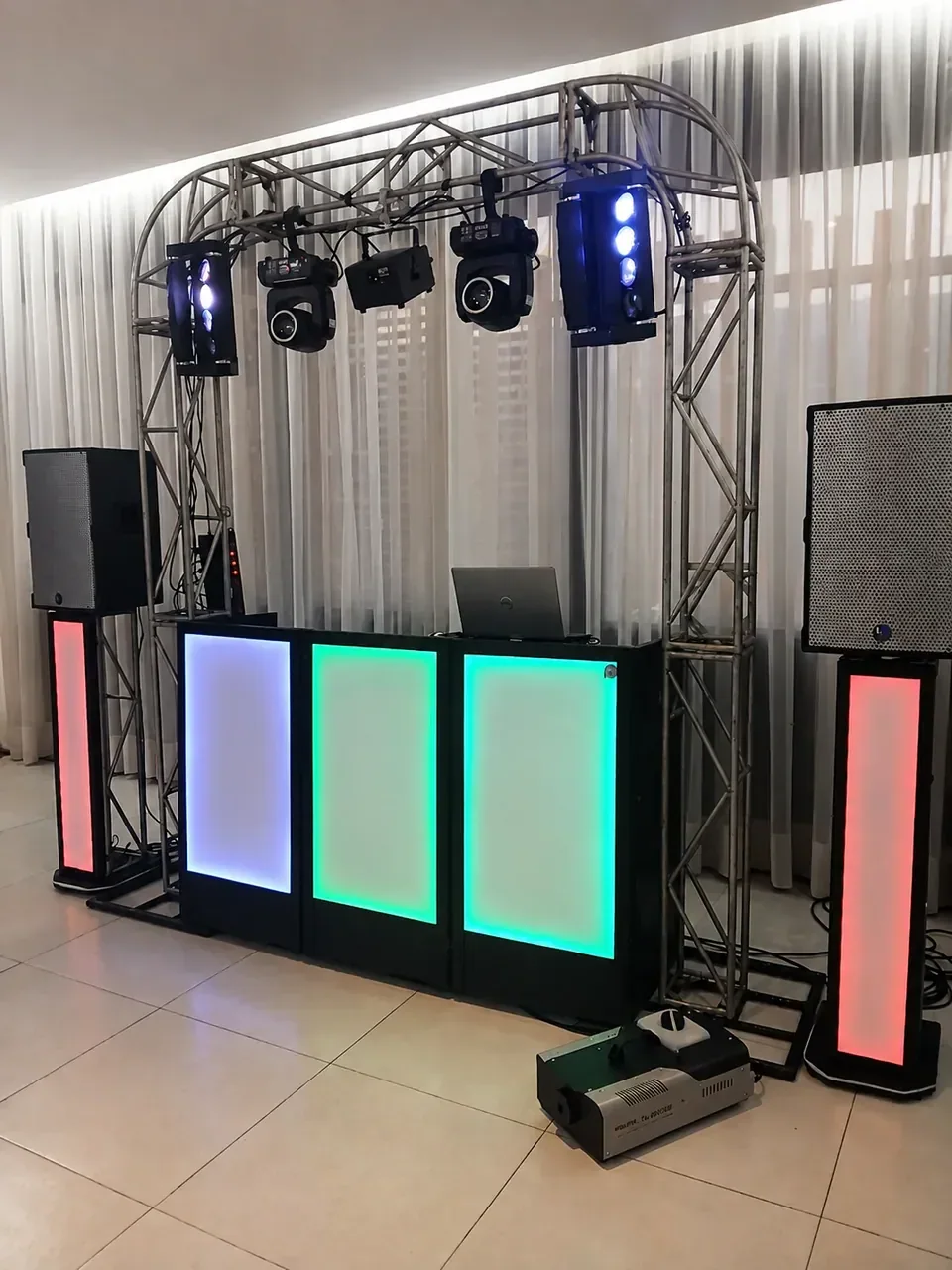 Estrutura completa de som e iluminação. Projeto com treliça curva, moving heads, torres iluminadas, caixas profissionais e máquina de fumaça.